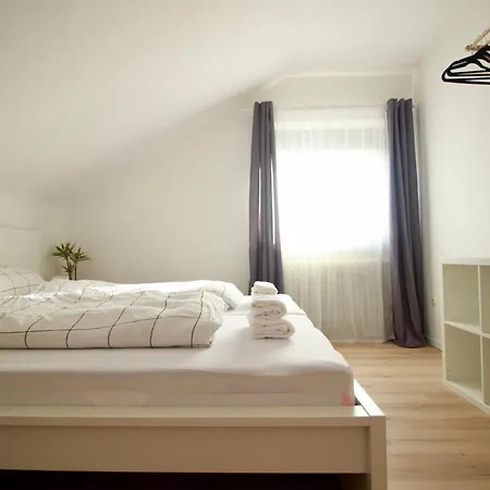 Helle Im Schwarzwald - 2 Schlafzimmer - Wlan - Holzapfel Lejlighed Villingen-Schwenningen